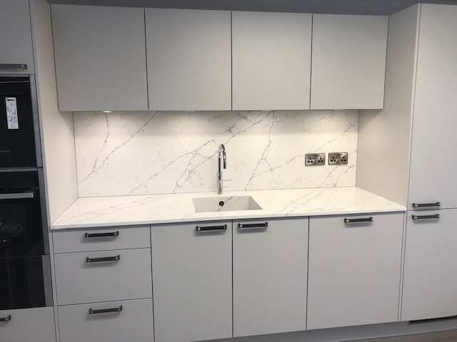 Alaska-Bianca quartz worktop splashback